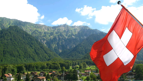 la-bandiera-svizzera-sul-lago-di-Brienz